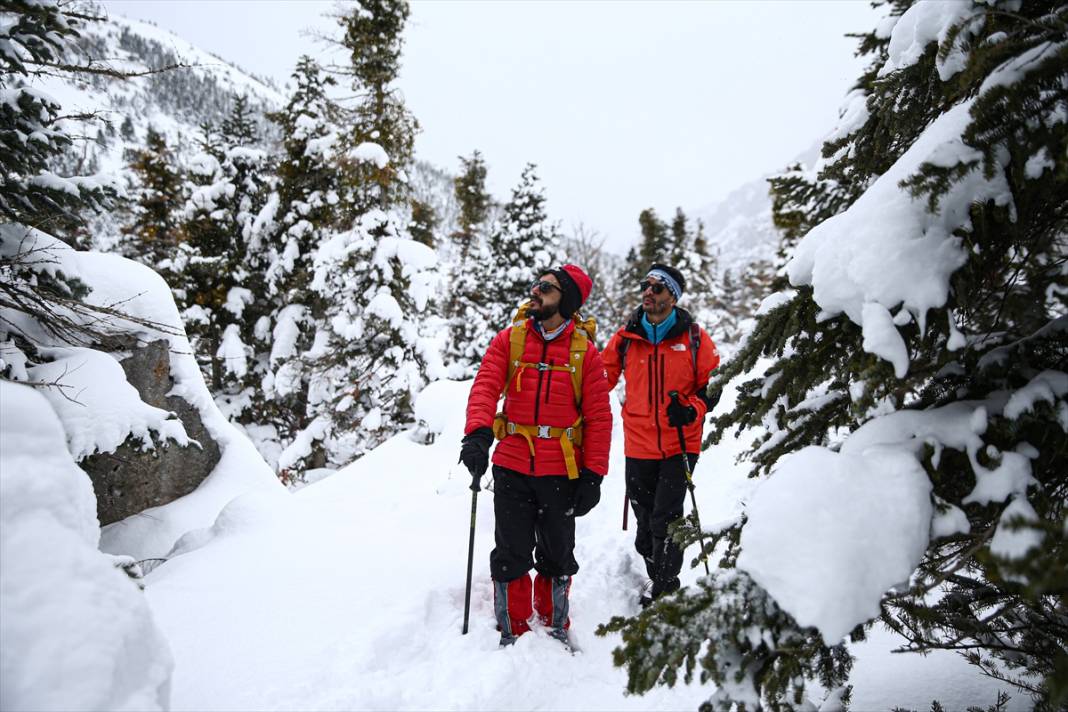 ADANAPOST FOTO GALERİ - Doğa sporcuları Aladağlar'ın karla kaplı eteklerinde sınırlarını zorluyor 3